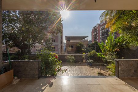 Casa à venda com 658m², 6 quartos e 2 vagas Casa à venda com 658m², 6 quartos e 2 vagasCasa 1 Sala Vista