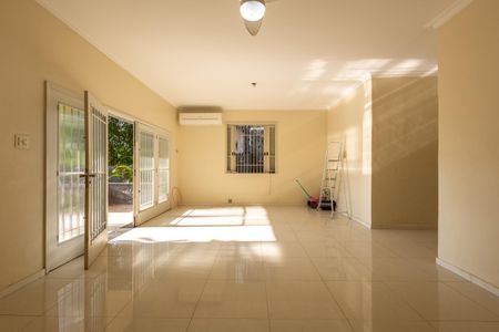 Casa à venda com 658m², 6 quartos e 2 vagas Casa à venda com 658m², 6 quartos e 2 vagasCasa 1 Sala