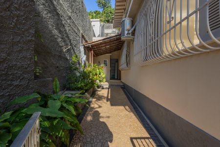 Casa à venda com 658m², 6 quartos e 2 vagas Casa à venda com 658m², 6 quartos e 2 vagasCasa 1 Quintal