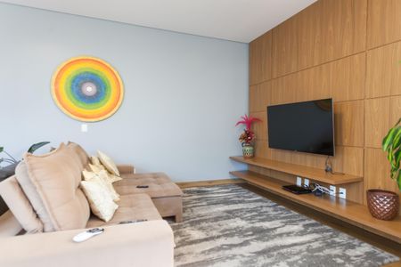 Casa de condomínio à venda com 500m², 5 quartos e 6 vagas Casa de condomínio à venda com 500m², 5 quartos e 6 vagasSala de TV