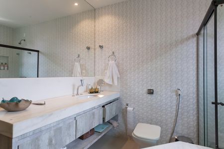 Casa de condomínio à venda com 500m², 5 quartos e 6 vagas Casa de condomínio à venda com 500m², 5 quartos e 6 vagasBanheiro Suíte 2