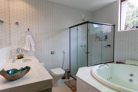 Casa de condomínio à venda com 500m², 5 quartos e 6 vagas Casa de condomínio à venda com 500m², 5 quartos e 6 vagasBanheiro Suíte 2