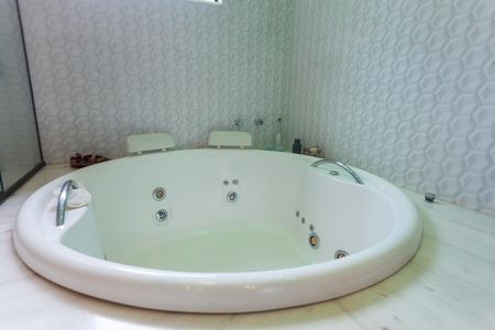 Casa de condomínio à venda com 500m², 5 quartos e 6 vagas Casa de condomínio à venda com 500m², 5 quartos e 6 vagasBanheiro Suíte 2