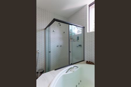 Casa de condomínio à venda com 500m², 5 quartos e 6 vagas Casa de condomínio à venda com 500m², 5 quartos e 6 vagasBanheiro Suíte 2