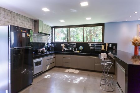 Casa de condomínio à venda com 500m², 5 quartos e 6 vagas Casa de condomínio à venda com 500m², 5 quartos e 6 vagasCozinha