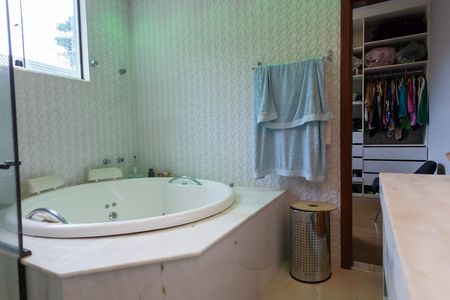 Casa de condomínio à venda com 500m², 5 quartos e 6 vagas Casa de condomínio à venda com 500m², 5 quartos e 6 vagasBanheiro Suíte 2