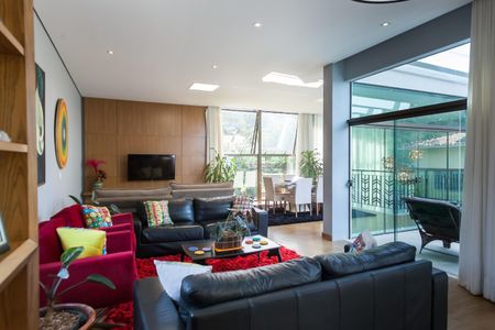 Casa de condomínio à venda com 500m², 5 quartos e 6 vagas Casa de condomínio à venda com 500m², 5 quartos e 6 vagasSala