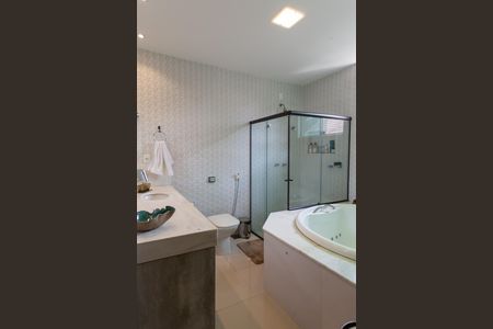 Casa de condomínio à venda com 500m², 5 quartos e 6 vagas Casa de condomínio à venda com 500m², 5 quartos e 6 vagasBanheiro Suíte 2