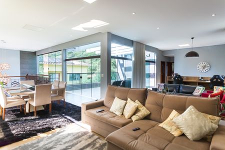 Casa de condomínio à venda com 390m², 5 quartos e 4 vagasSala