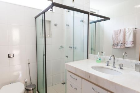 Casa de condomínio à venda com 390m², 5 quartos e 4 vagasBanheiro Social