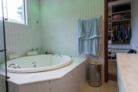 Casa de condomínio à venda com 390m², 5 quartos e 4 vagasBanheiro Suíte 2