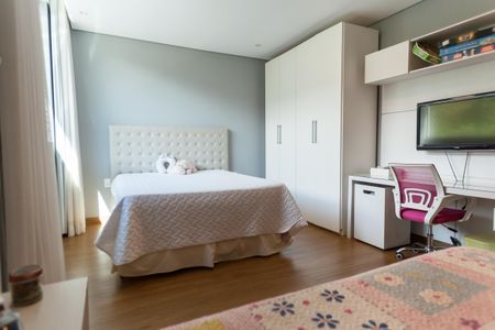 Casa de condomínio à venda com 390m², 5 quartos e 4 vagasSuíte