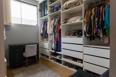 Casa de condomínio à venda com 390m², 5 quartos e 4 vagasCloset da Suíte 2