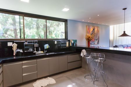 Casa de condomínio à venda com 390m², 5 quartos e 4 vagasCozinha