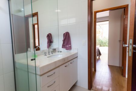 Casa de condomínio à venda com 390m², 5 quartos e 4 vagasBanheiro Social