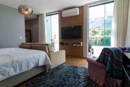 Casa de condomínio à venda com 390m², 5 quartos e 4 vagasSuíte 2