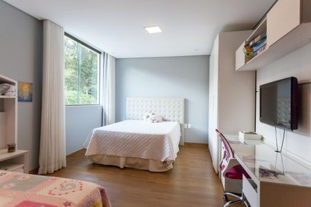 Casa de condomínio à venda com 390m², 5 quartos e 4 vagasSuíte