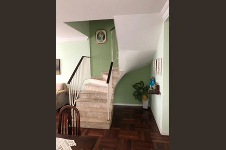 Casa à venda com 153m², 3 quartos e 2 vagas Casa à venda com 153m², 3 quartos e 2 vagasEscada