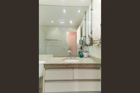 Apartamento à venda com 265m², 4 quartos e 3 vagas Apartamento à venda com 265m², 4 quartos e 3 vagasBanheiro da Suíte 1