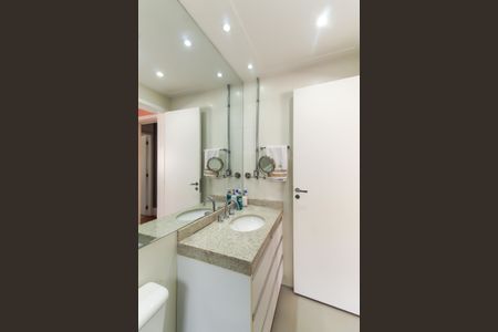 Apartamento à venda com 265m², 4 quartos e 3 vagas Apartamento à venda com 265m², 4 quartos e 3 vagasBanheiro da Suíte 1