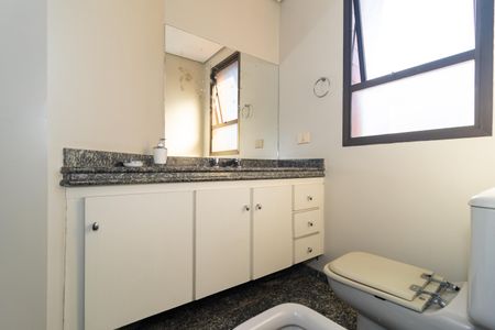 Apartamento à venda com 272m², 4 quartos e 3 vagasBanheiro da Suíte 2