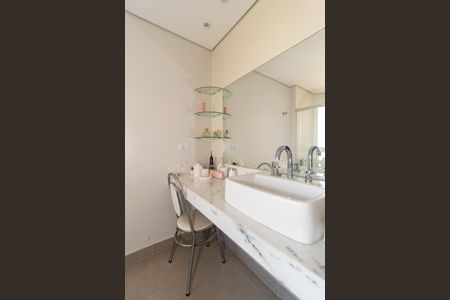 Apartamento à venda com 272m², 4 quartos e 3 vagasBanheiro da Suíte 1