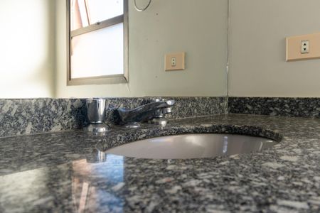 Apartamento à venda com 272m², 4 quartos e 3 vagasBanheiro da Suíte 2