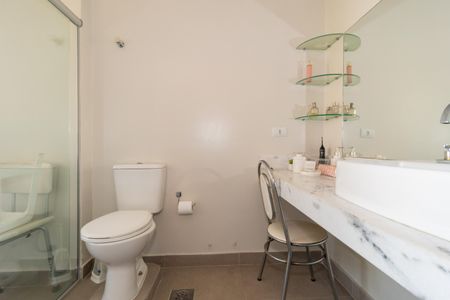 Apartamento à venda com 272m², 4 quartos e 3 vagasBanheiro da Suíte 1