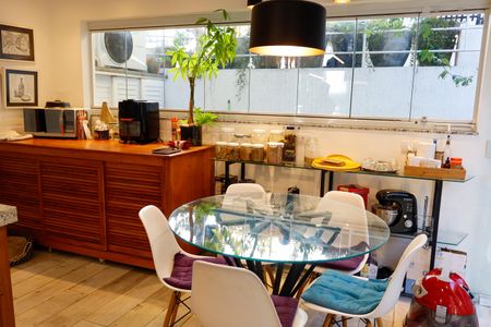 Casa à venda com 444m², 4 quartos e 4 vagas Casa à venda com 444m², 4 quartos e 4 vagasCozinha