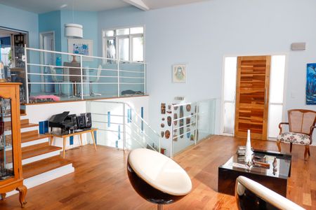 Casa à venda com 444m², 4 quartos e 4 vagas Casa à venda com 444m², 4 quartos e 4 vagasSala