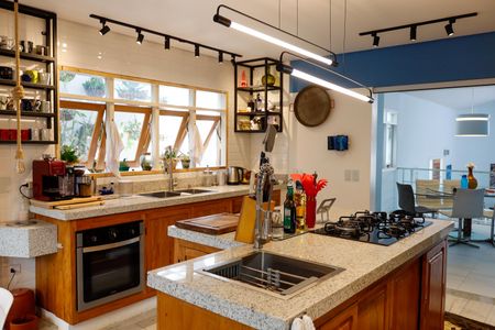 Casa à venda com 444m², 4 quartos e 4 vagas Casa à venda com 444m², 4 quartos e 4 vagasCozinha