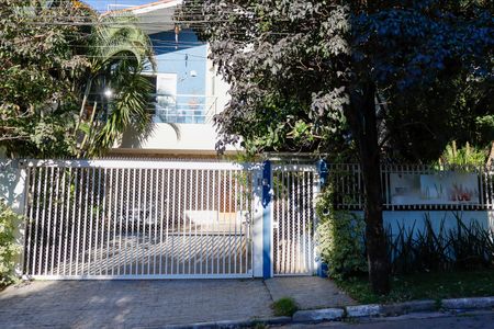 Casa à venda com 444m², 4 quartos e 4 vagas Casa à venda com 444m², 4 quartos e 4 vagasFachada