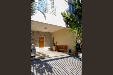 Casa à venda com 444m², 4 quartos e 4 vagas Casa à venda com 444m², 4 quartos e 4 vagasFachada