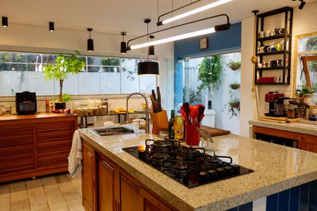 Casa à venda com 444m², 4 quartos e 4 vagas Casa à venda com 444m², 4 quartos e 4 vagasCozinha