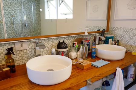 Casa à venda com 444m², 4 quartos e 4 vagas Casa à venda com 444m², 4 quartos e 4 vagasBanheiro da Suíte 4