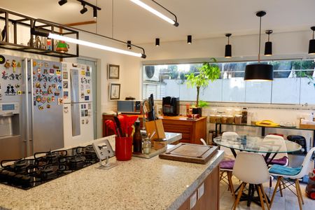 Casa à venda com 444m², 4 quartos e 4 vagas Casa à venda com 444m², 4 quartos e 4 vagasCozinha