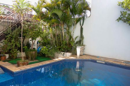 Casa à venda com 444m², 4 quartos e 4 vagas Casa à venda com 444m², 4 quartos e 4 vagasÁrea comum - Piscina