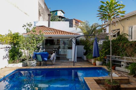 Casa à venda com 444m², 4 quartos e 4 vagas Casa à venda com 444m², 4 quartos e 4 vagasÁrea comum - Piscina