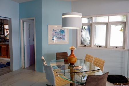 Casa à venda com 444m², 4 quartos e 4 vagas Casa à venda com 444m², 4 quartos e 4 vagasSala