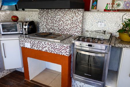 Casa à venda com 444m², 4 quartos e 4 vagas Casa à venda com 444m², 4 quartos e 4 vagasÁrea comum - Churrasqueira