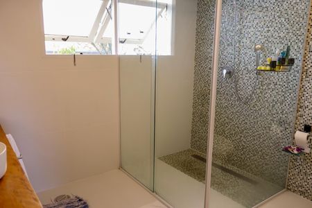 Casa à venda com 444m², 4 quartos e 4 vagas Casa à venda com 444m², 4 quartos e 4 vagasBanheiro da Suíte 4