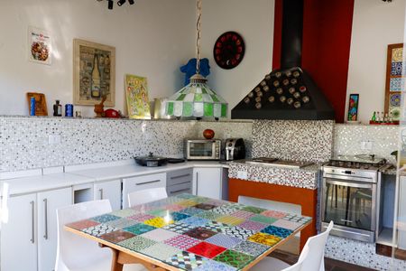 Casa à venda com 444m², 4 quartos e 4 vagas Casa à venda com 444m², 4 quartos e 4 vagasÁrea comum - Churrasqueira