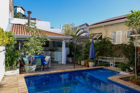 Casa à venda com 444m², 4 quartos e 4 vagas Casa à venda com 444m², 4 quartos e 4 vagasÁrea comum - Piscina