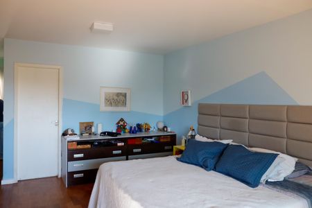 Casa à venda com 444m², 4 quartos e 4 vagas Casa à venda com 444m², 4 quartos e 4 vagasQuarto 4 - Suíte