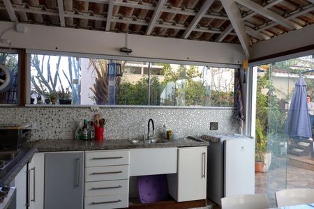 Casa à venda com 444m², 4 quartos e 4 vagas Casa à venda com 444m², 4 quartos e 4 vagasÁrea comum - Churrasqueira