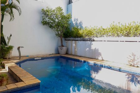 Casa à venda com 444m², 4 quartos e 4 vagas Casa à venda com 444m², 4 quartos e 4 vagasÁrea comum - Piscina