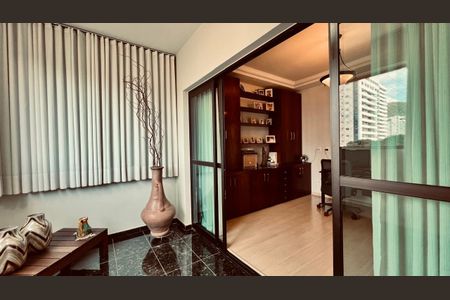 Apartamento à venda com 292m², 4 quartos e 4 vagasVaranda