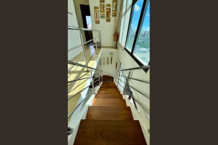 Apartamento à venda com 292m², 4 quartos e 4 vagasEscada