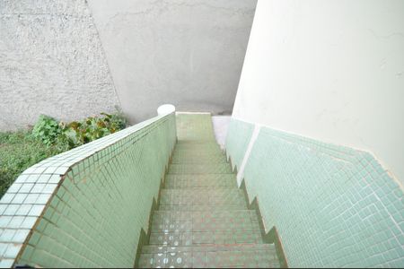 Casa à venda com 160m², 3 quartos e 2 vagasEscada de acesso à area de serviço