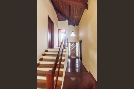 Casa de condomínio para alugar com 350m², 3 quartos e 2 vagasEscada